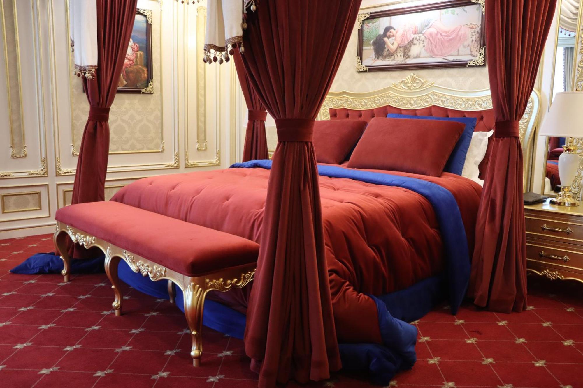 Cristal Erbil Hotel Экстерьер фото A bed with curtains