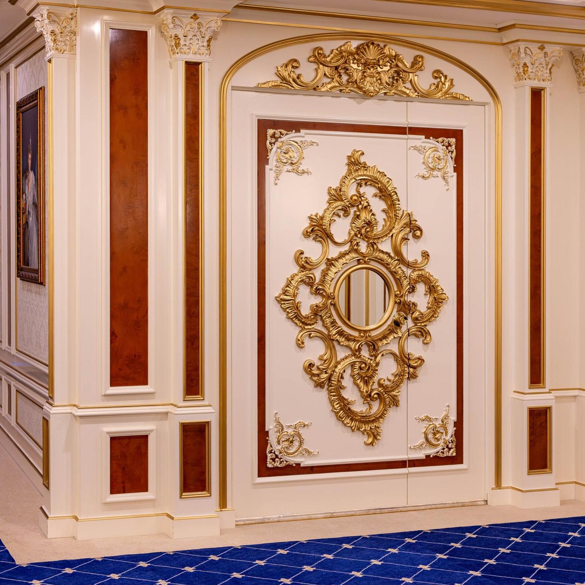 Cristal Erbil Hotel Экстерьер фото A wall decorated with stucco