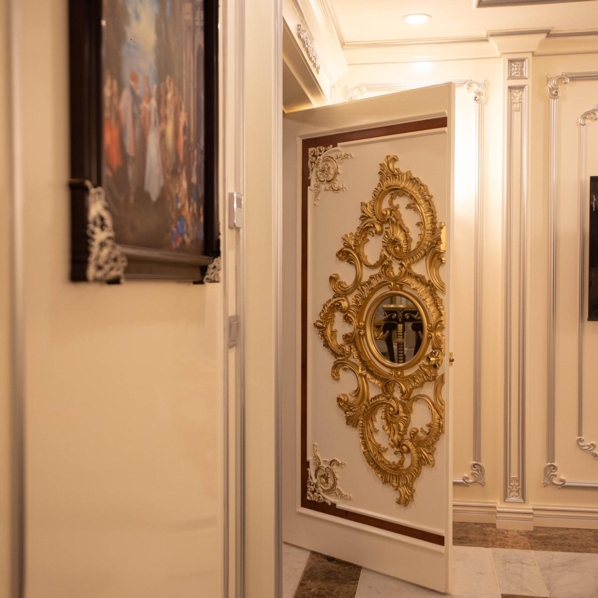 Cristal Erbil Hotel Экстерьер фото A door in the hotel